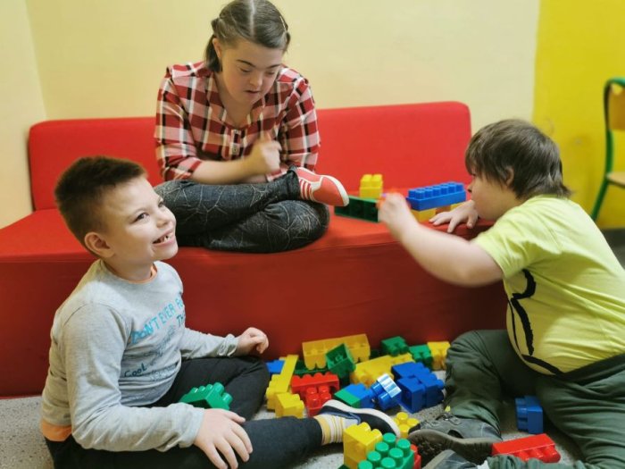 Uczniowie grupy rewalidacyjnej cieszą się z otrzymanych prezentów.  