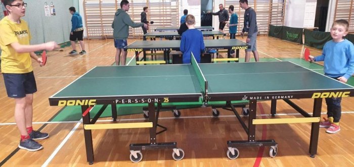 Rozgrywki sportowe z tenisa stołowe w Oczkowie.