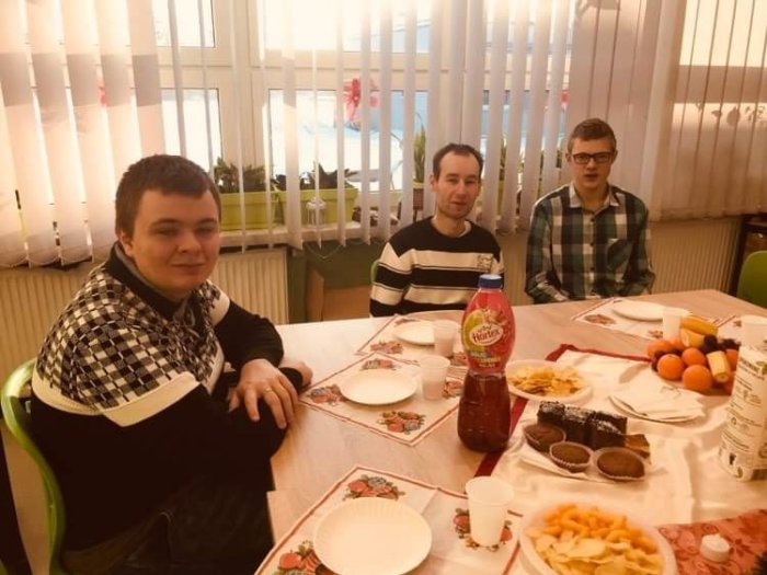 Uczniowie zasiadają przy wpólnym stole. 