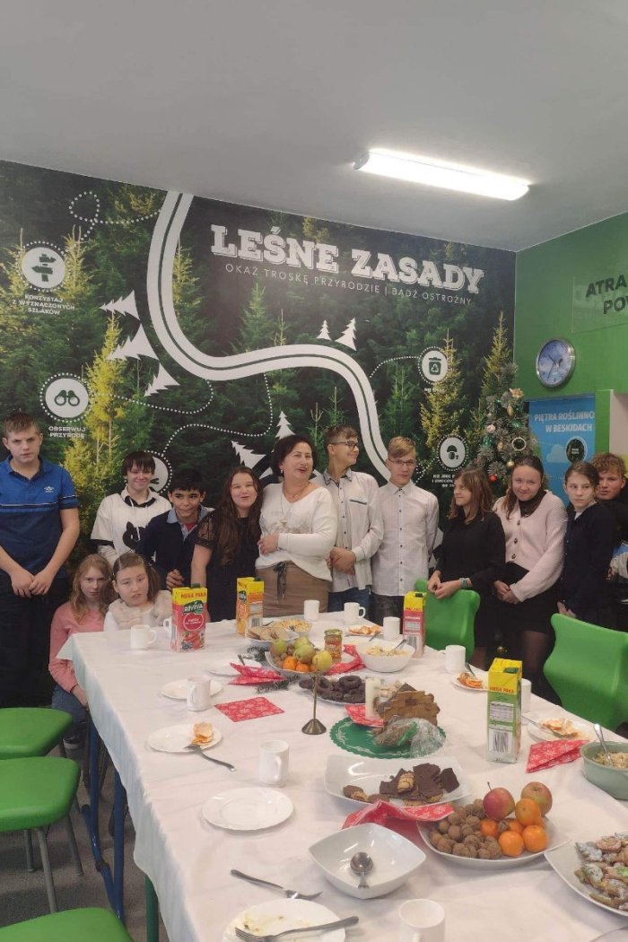 Uczniowie śpiewają klędy. 