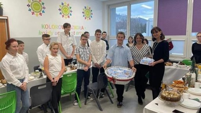 Opłatki dla wszystkich uczniów i nauczycieli. 