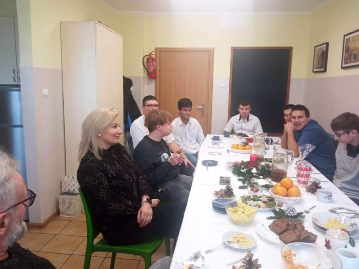 Uczniowie i Rodzice przy wspólnym  świątecznym stole.