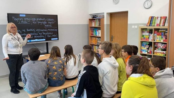 Nauczycielka chemii prowadzi lekcję na temat z jakich metali powstają pieniądze?