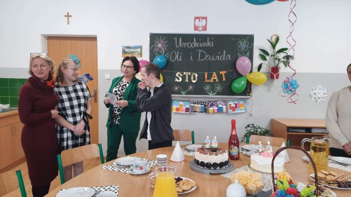 Panie Dyrektor składają życzenia naszym solenizantom. 