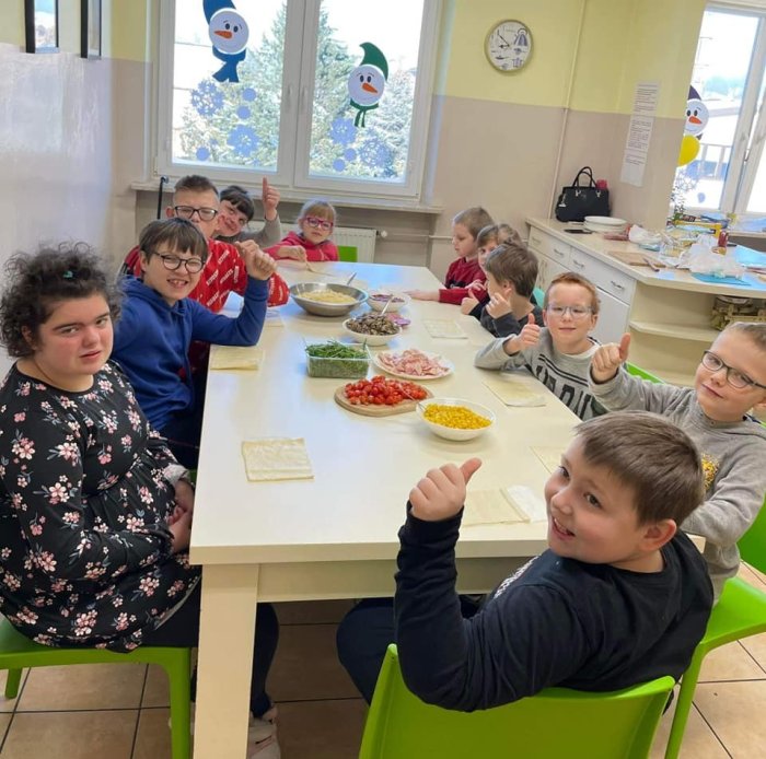 Uczniowie przygotowują swoje przysmaki. 