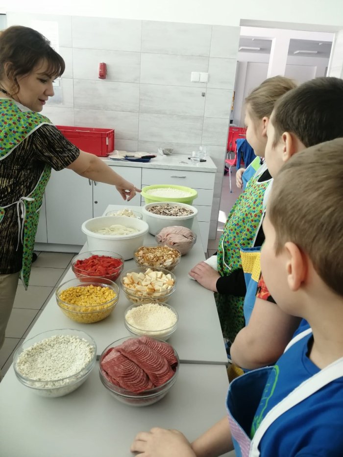 Poznajemy składniki, które możemy wykorzystać do robienia pizzy. 