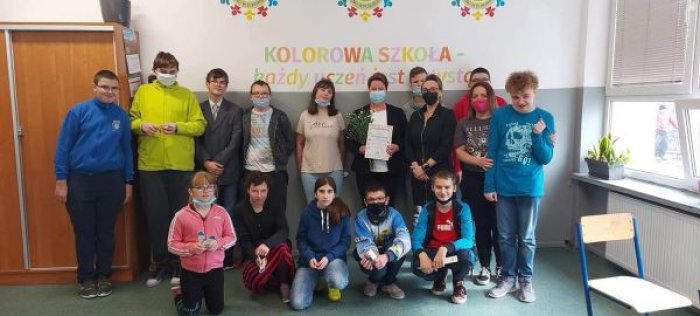 Wspólne zdjęcie uczniów klasy 7 i klasy 8 z Panią ekspert od spraw ubezpieczeń oraz nauczycielami.