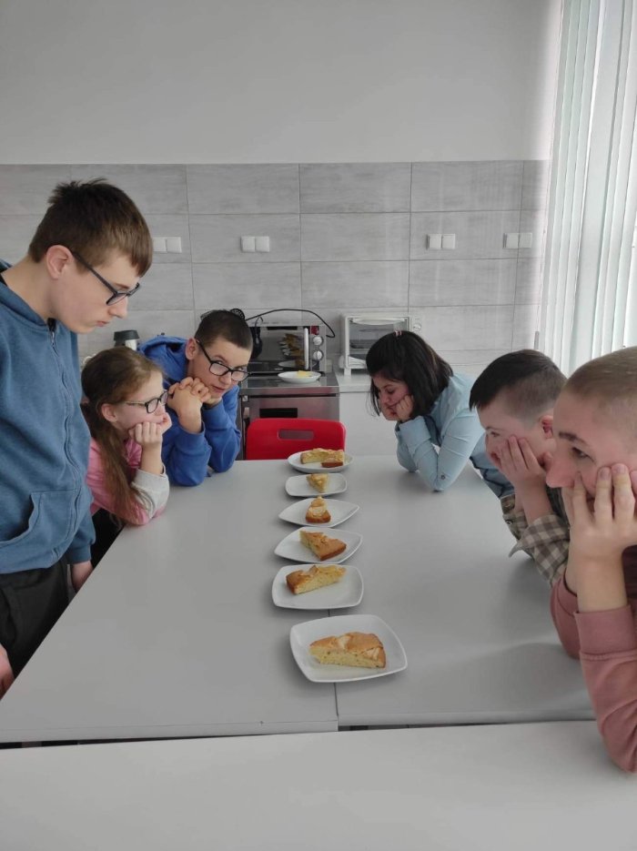 Uczniowie podziwiają swoje dzieło. 