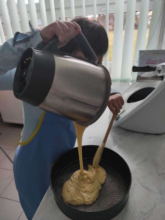Uczniowie w czasie przygotowania ciasta. 
