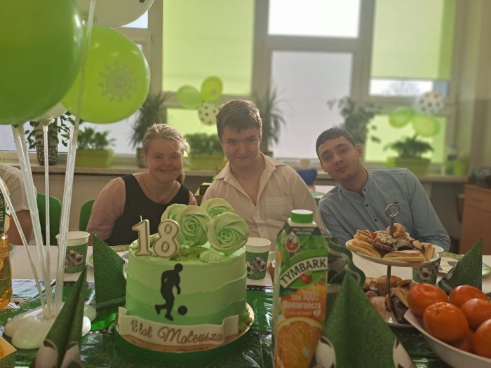 Przyjęcie urodzinowe w klasie.
