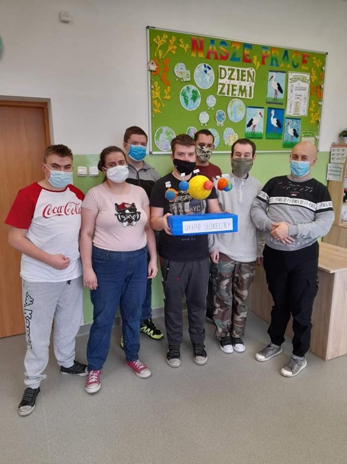 Uczniowie prezentują wykonany układ słoneczny. 