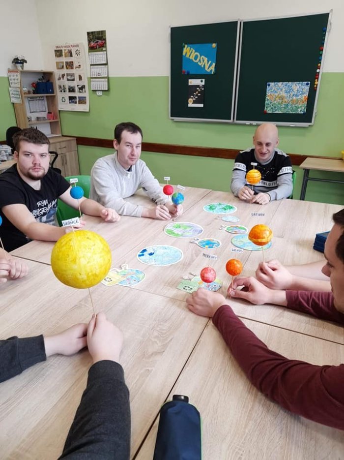 Uczniowie poznają planety, z których składa się układ słoneczny. 
