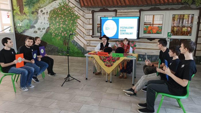 Uczniowie prezentują swoje poglądy w ramach debaty.
