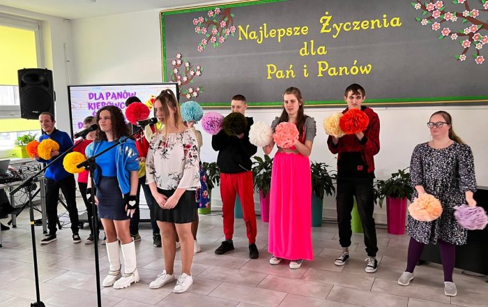 Występ wokalny uczniów.