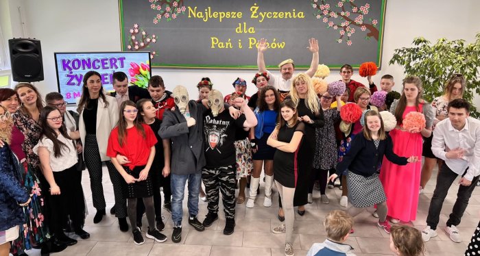 Zdjęcia pamiątkowe artystów występujących na koncercie z okazji Dnia Kobiet i Mężczyzn.