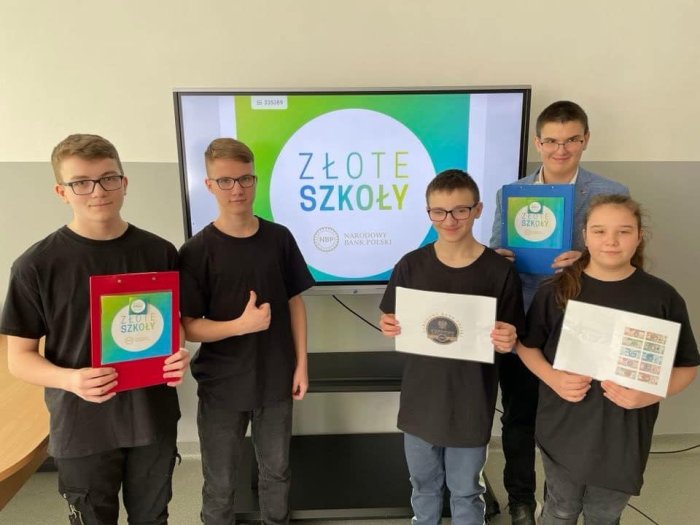 Ambasadorowie Złotych Szkół przed debatą.  