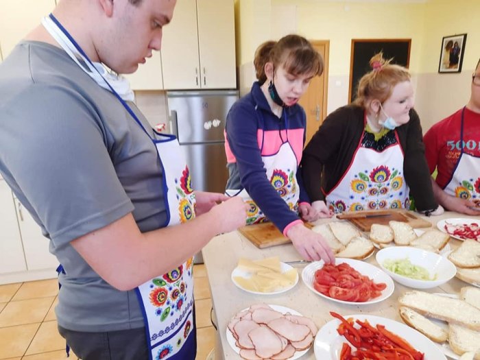 Uczniowie wykonują wiosenne kanapki. 
