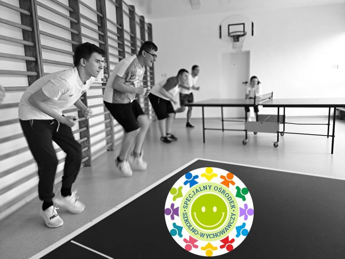 Trening sportowy w ramach zajęć z tenisa stołowego.