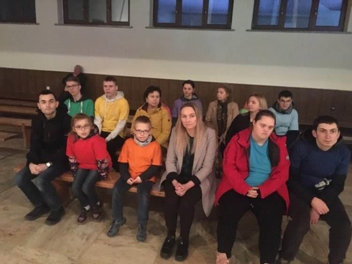 Uczniowie i nauczyciele szkoły na Golgocie Jasnogórskiej.