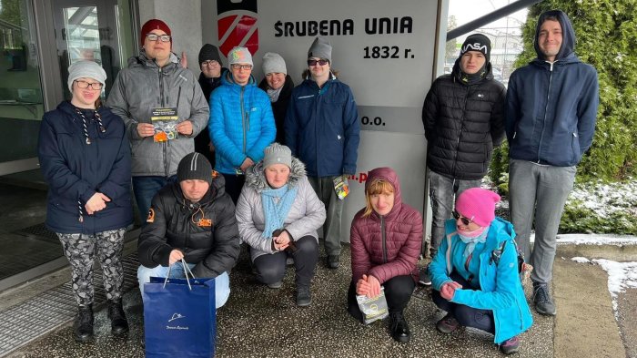 Uczniowie i podopieczni warsztatu terapii zajęciowej przed siedzibą 
Śrubeny w Żywcu.