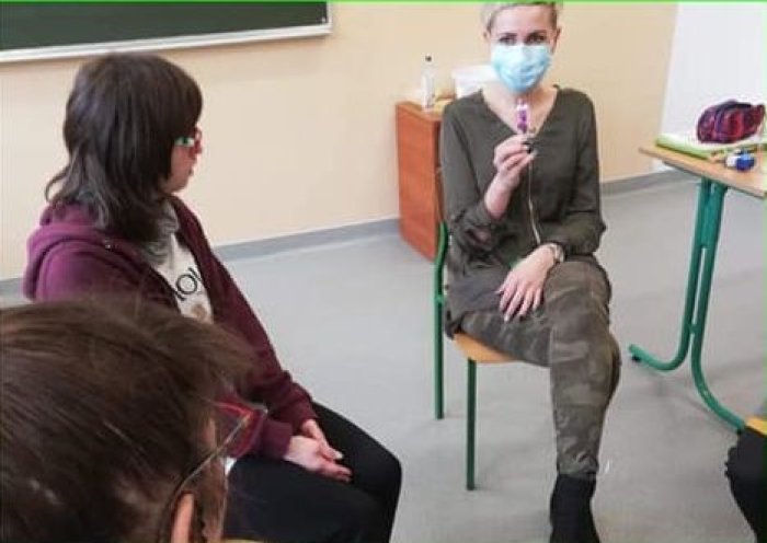 Pani psycholog tłumaczy jak radzić sobie z emocjami. 