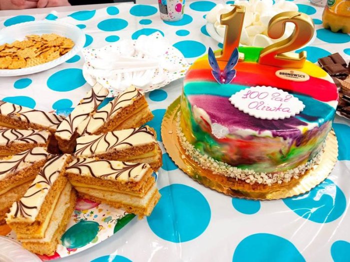 Tort i inne smakołyki urodzinowe.