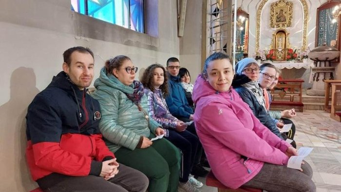 Uczniowie naszej szkoły na nabożeństwie drogi krzyżowej.