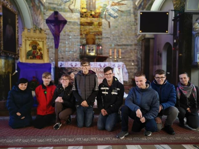 Uczniowie przy ołtarzu w kościele pod wezwaniem Chrystusa Króla w Żywcu.