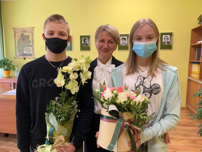 Uczniowie gratulują Pani Dyrektor.