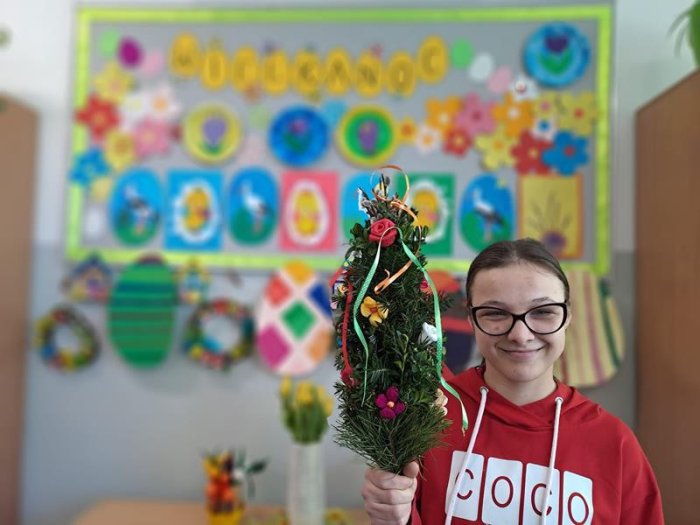 Uczennica prezentuje swoją palmę.