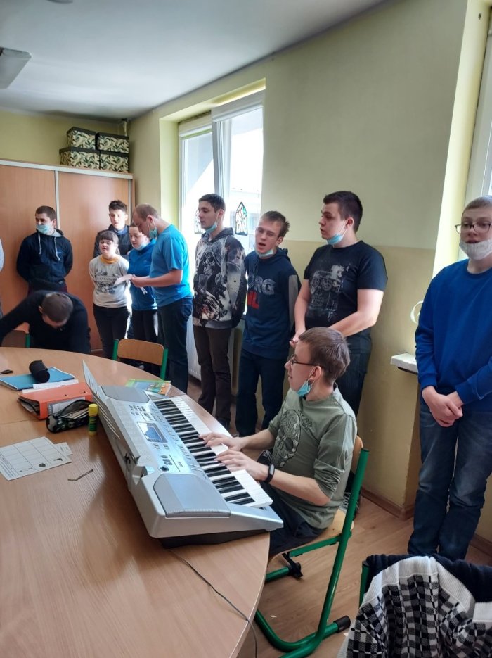 Uczniowie śpiewają piosenkę.