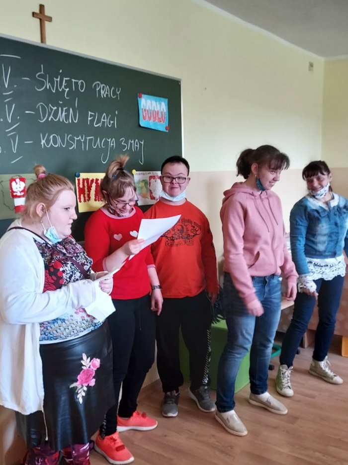 Uczniowie zapoznają się z tekstem piosenki. 