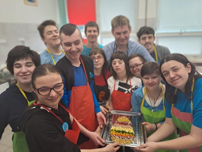 Uczniowie klas przysposabiających do pracy prezentują wykonaną przez siebie sałatkę w kształcie  jajka.