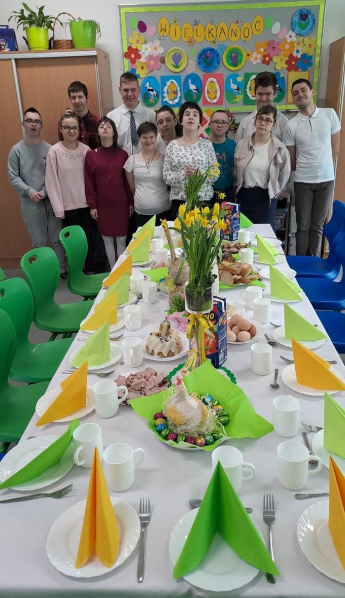 Stół przygotowany przez uczniów na Śniadanie Wielkanocne.