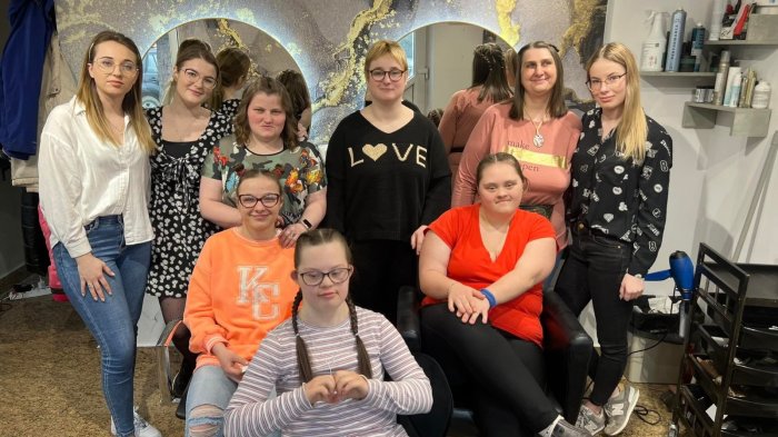 Pamiątkowe zdjęcie w salonie fryzjersko-kosmetycznym Ladies Atelier. 