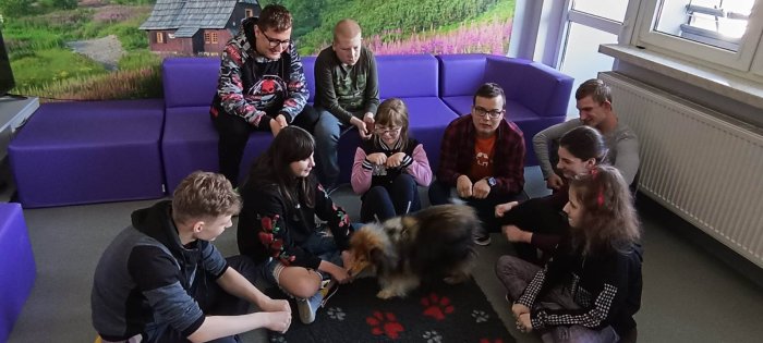 Uczniowie poznają zasady postępowania z psem. 