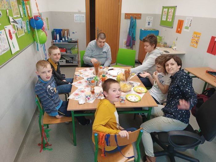 Wspólna zabawa przy urodzinowym stole. 