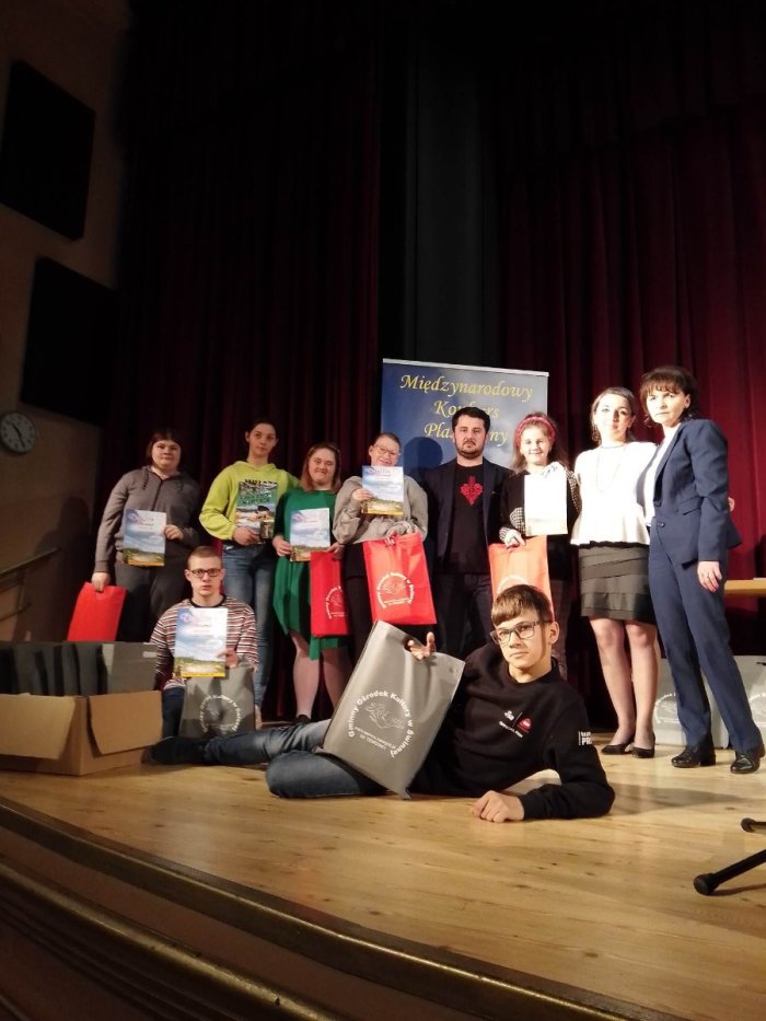 Pamiątkowe zdjęcie po rozdaniu nagód.